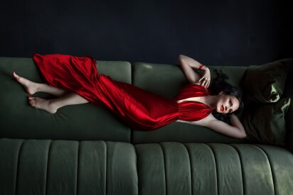 Душ ауыстыратын бөлмелерде жасырын камера табиғатта жалаңаш